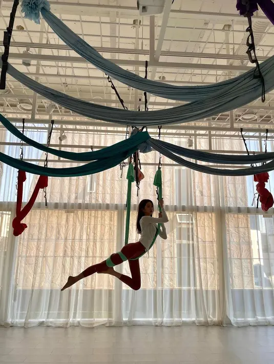 Tentu saja pose pilates yang dilakukan Wonyoung IVE ini bukanlah hal yang mudah. Namun, dirinya yang memiliki tubuh cukup lentur terlihat begitu santai. (Liputan6.com/IG/@for_everyoung10)