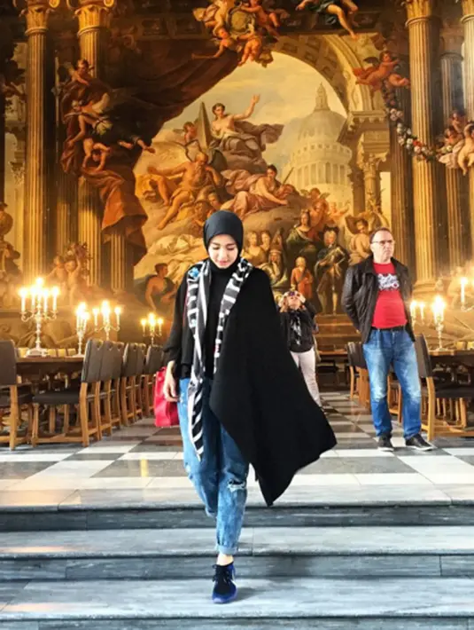 Laudya Cynthia Bella kerap memakai pakaian yang terkesan simple namun elegan. (viainstagram@laudyacynthiabella/Bintang.com)