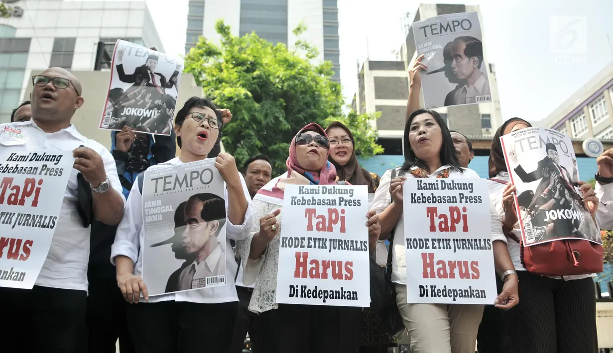 Relawan Jokowi Mania membawa poster bergambar sampul Majalah Tempo saat mendatangi Gedung Dewan Pers, Jakarta, Senin (16/9/2019). Kedatangan relawan tersebut untuk melaporkan Majalah Tempo edisi 16-22 September 2019 dengan cover "Janji Tinggal Janji" kepada Dewan Pers. (merdeka.com/Iqbal S. Nugroho