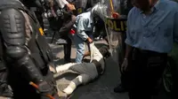 Sorang warga diamankan petugas polisi saat sweeping di Gang Dolly, Surabaya. (Liputan6.com/Dian Kurniawan).