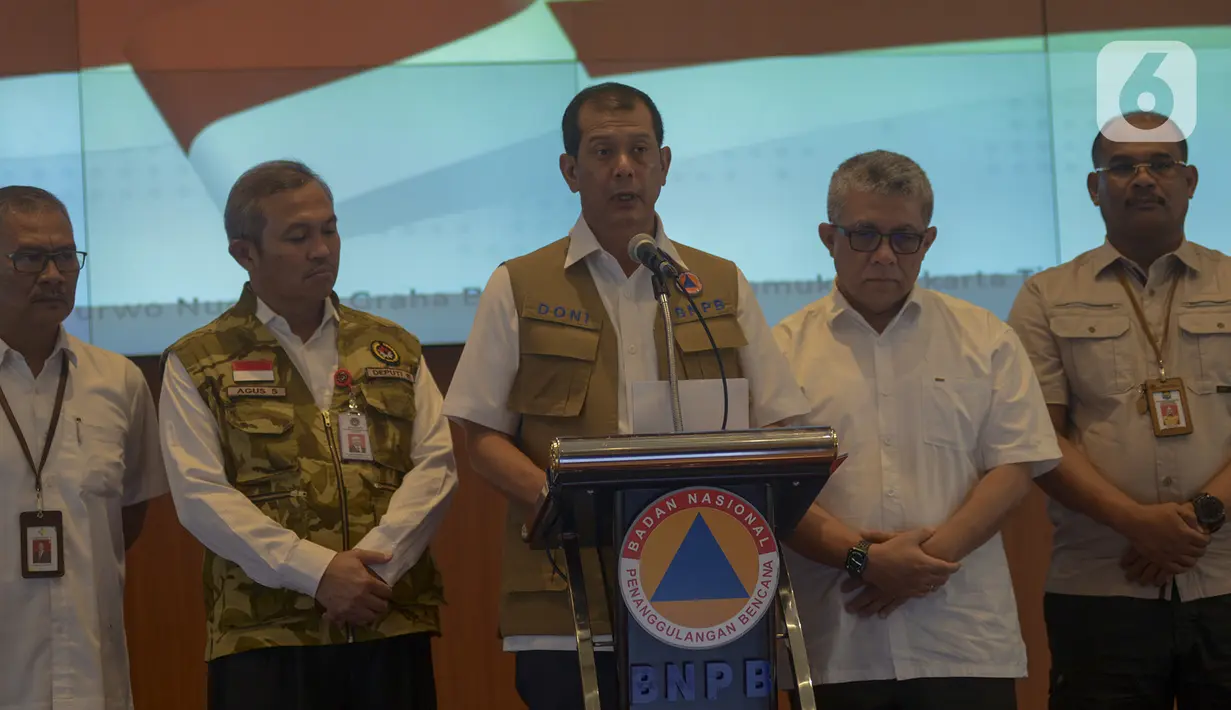 Kepala BNPB Letjen TNI Doni Monardo mengumumkan pembentukan gugus percepatan tugas penaganan Coronavirus Disease-2019 (Covid-19) di Jakarta, Sabtu (14/3/2020).  Gugus Tugas Percepatan Penanganan COVID-19 berada di bawah dan bertanggung jawab langsung kepada presiden. (merdeka.com/Imam Buhori)