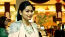 Aksesori kalung semakin mempermanis penampilan aktris cantik Titi Kamal saat ditemui di kawasan SCBD, Jakarta Selatan, Rabu (1/7/2015). (Liputan6.com/Faisal R Syam)