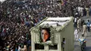 Suasana ketika ribuan pelayat mengantar jenazah aktris Bollywood Sridevi Kapoor krematorium di Vile Perle, Mumbai, India, Rabu (28/2). (AP Photo/Rajanish Kakade)