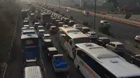 Kepadatan kendaraan di Jembatan Curug, Jakarta Timur menuju Jalan Tol Cikampek, arah Jakarta-Karawang, Kamis (5/5/2016) pagi. (Liputan6.com/Andi Muhyiddin)