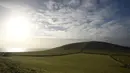 Hamparan padang rumput yang luas di Slea Head di Ventry, Irlandia, Selasa (27/12). Irlandia mendapat julukan Pulau Zamrud karena memiliki pemandangan alam yang hijau terang. (REUTERS / Clodagh Kilcoyne)