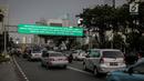 Sejumlah kendaraan melintasi rambu elektronik yang berada di Jalan Sudirman, Jakarta, Kamis (28/3). Rambu elektronik tersebut berfungsi sebagai media informasi untuk pengguna jalan. (Liputan6.com/Faizal Fanani)