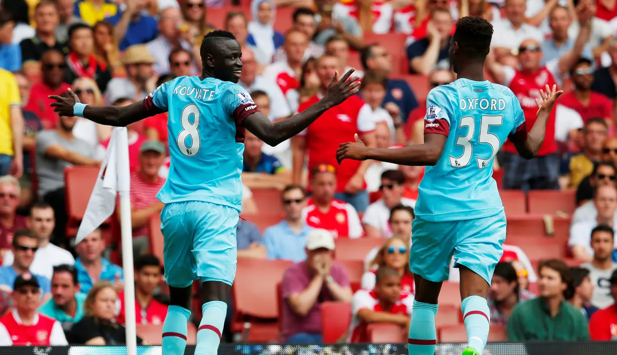 Pemain West Ham, Cheikhou Kouyate, merayakan gol pertama yang dicetaknya ke gawang Arsenal dalam pertandingan di Stadion Emirates, London. Minggu (9/8/2015). (Reuters/Eddie Keogh)