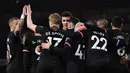 Para pemain Manchester City merayakan gol yang dicetak Kevin De Bruyne ke gawang Arsenal pada laga Premier League di Stadion Emirates, London, Minggu (15/12). Arsenal kalah 0-3 dari City. (AFP/Ben Stansall)
