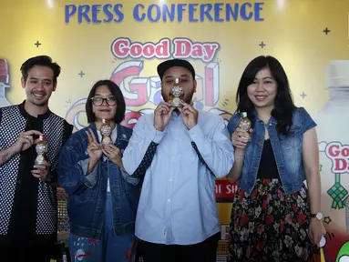 Aktor Tarra Budiman, Pendiri Liunic In Things Marcellia Liunic, Seniman Mural Darbotz, dan Brand Manager Good Day, Linda Wijaya menujukkan botol kemasan usai memberi keterangan pers di Jakarta, Selasa (9/1). (Liputan6.com/JohanTallo)