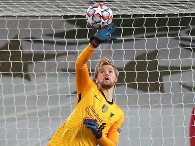 Caoimhin Kelleher adalah penjaga gawang ketiga Liverpool yang berumur 22. Pertandingan pertamanya pun tercipta pada ajang Liga Champions melawan Ajax Amsterdam. Dalam laga tersebut, ia mampu membuat gawang Liverpool tak kebobolan sekali pun. (Foto: AFP/Pool/Peter Byrne)