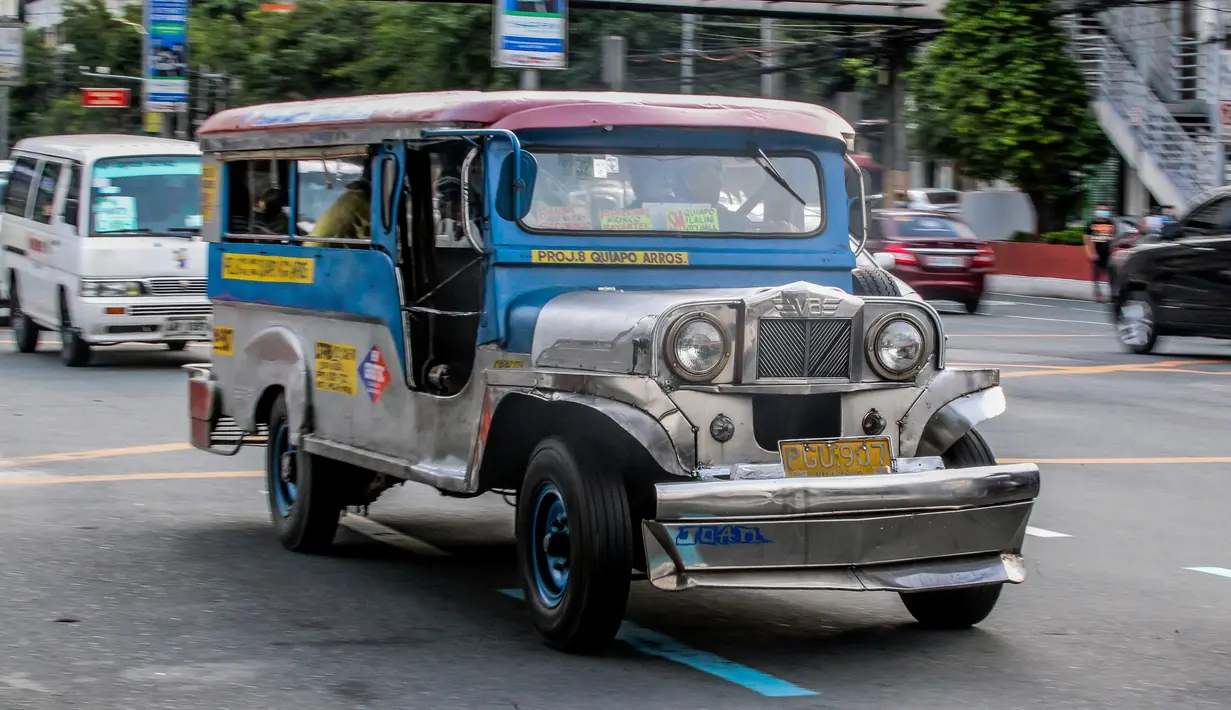 Kendaraan jeepney melaju di sebuah jalan di Manila, Filipina (28/8/2020). Jeepney merupakan salah satu alat transportasi populer di Filipina. Sebagian besar jeepney dihias warna-warni, dengan desain lukisan dan ilustrasi terinspirasi dari budaya lokal dan internasional. (Xinhua/Rouelle Umali)