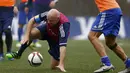 Presiden FIFA yang baru Gianni Infantino bermain bola saat pertandingan persahabatan di markas FIFA, Zurich , Swiss 29 Februari 2016. Pertandingan diikuit oleh karyawan dan para tamu yang di undang. (REUTERS / Arnd Wiegmann)