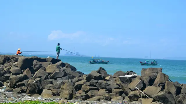 Sejumlah orang memancing di tanggul penahan ombak PPSC Cilacap. (Foto: Liputan6.com/Muhamad Ridlo)