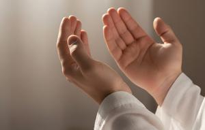 ilustrasi tangan berdoa (created by AI)