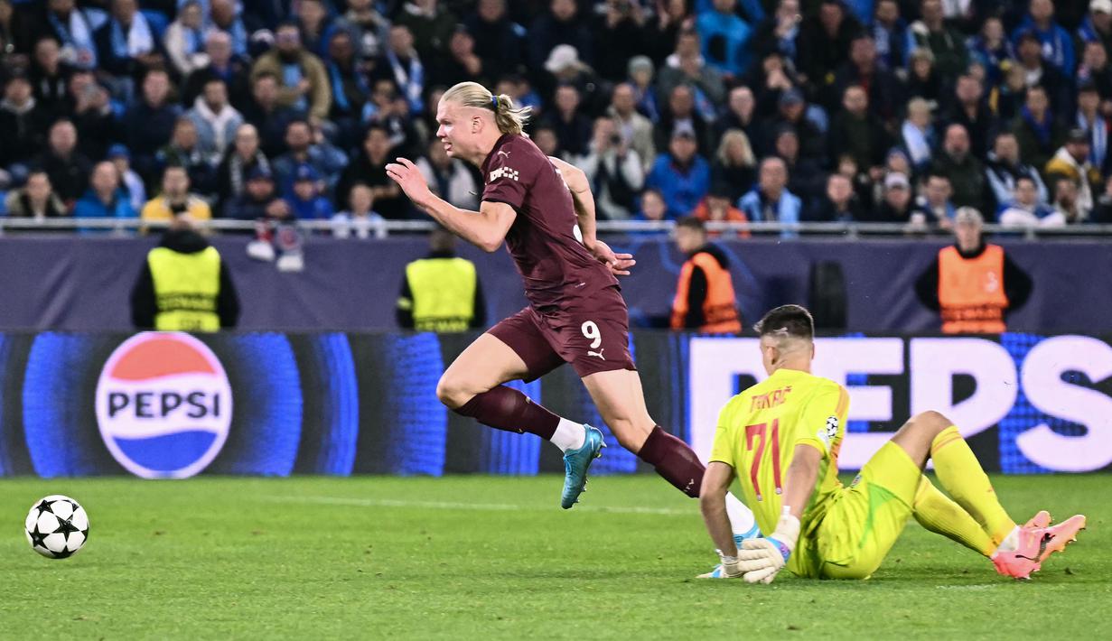 Manchester City memperpanjang rekor tidak terkalahkan di Liga Champions saat berjumpa Slovan Brastislava. Mereka kini tidak tersentuh kekalahan dalam 25 pertandingan beruntun. Hal itu membuat Manchester City menyamai rekor sang tetangga Manchester United. Setan Merah tidak terkalahkan dalam 25 laga pada 19 September 2007 – 5 Mei 2009 di bawah asuhan Sir Alex Ferguson. (AFP/Joe Klamar)