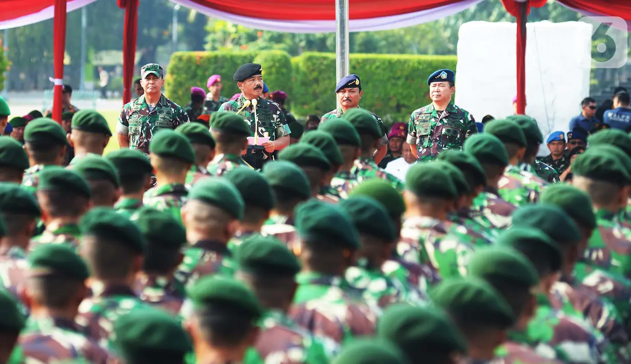 Panglima TNI Marsekal Hadi Tjahjanto memimpin apel pasukan TNI dan Polri untuk pengamanan menjelang pelantikan Presiden dan Wakil Presiden terpilih di Silang Monas, Jakarta, Kamis (17/10/2019). Dalam apel ini turut dihadirkan sejumlah kendaraan. (merdeka.com/Imam Buhori)