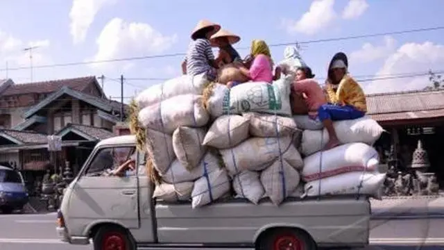 Kumpulan Potret Ibu-Ibu Nekat Naik Pikap, Bikin Deg-degan Orang yang Melihatnya (ist)