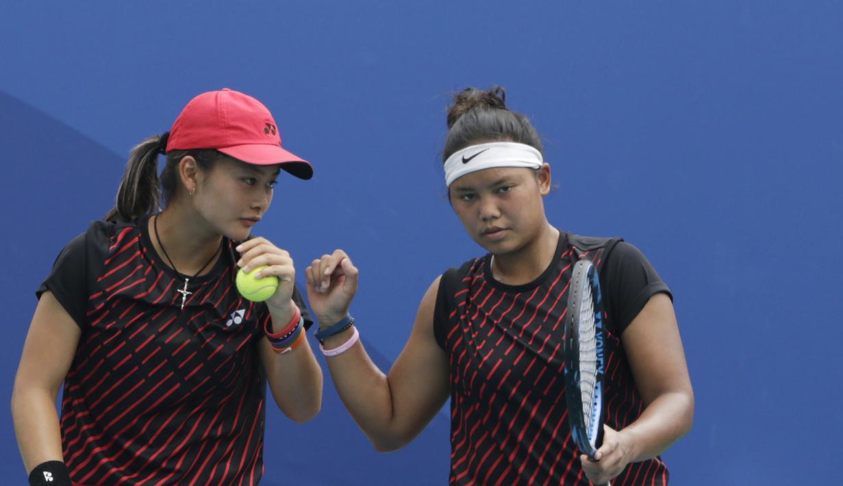 Ganda Indonesia, Priska Nugroho / Rifanty Kahfiani, saat melawan Peangtarin Plipuech / Tamarine Tanasugarn pada SEA Games 2019 di Kompleks Rizal Memorial, Kamis (5/12). Ganda Indonesia kalah 4-6, 7-6 dan 5-10. (Bola.com/M Iqbal Ichsan)