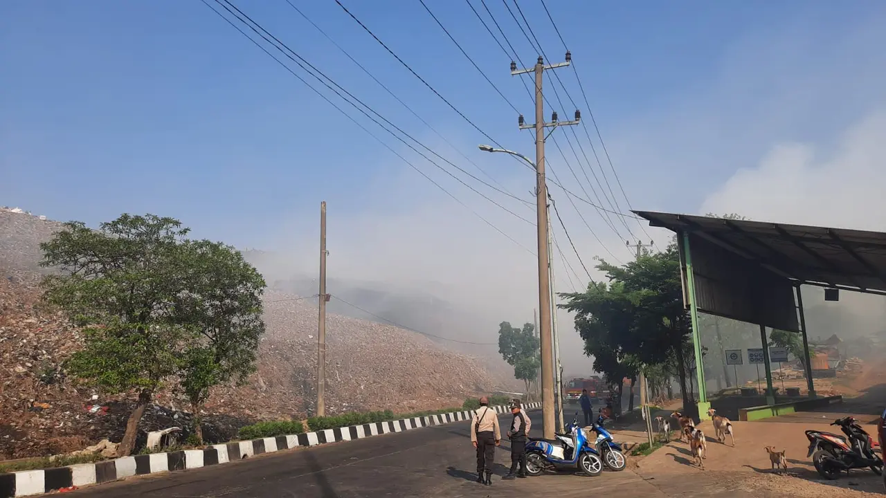 Tempat Pengelolaan Sampah Terpadu (TPST) Bantargebang di Kota Bekasi, Jawa Barat kebakaran
