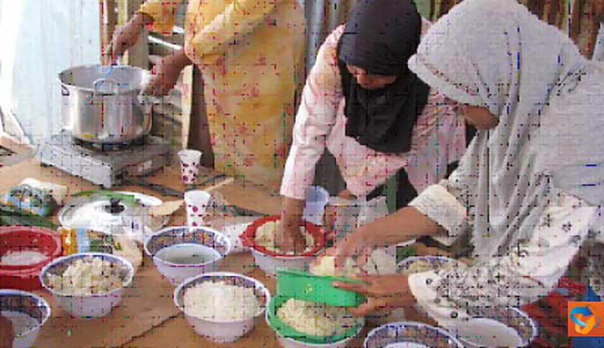 Citizen6, Surabaya: Proses simulasi pelatihan pembuatan minuman Leta, tampak ibu-ibu sedang mempraktekkan cara membuat Leta. (Pengirim: Evi)