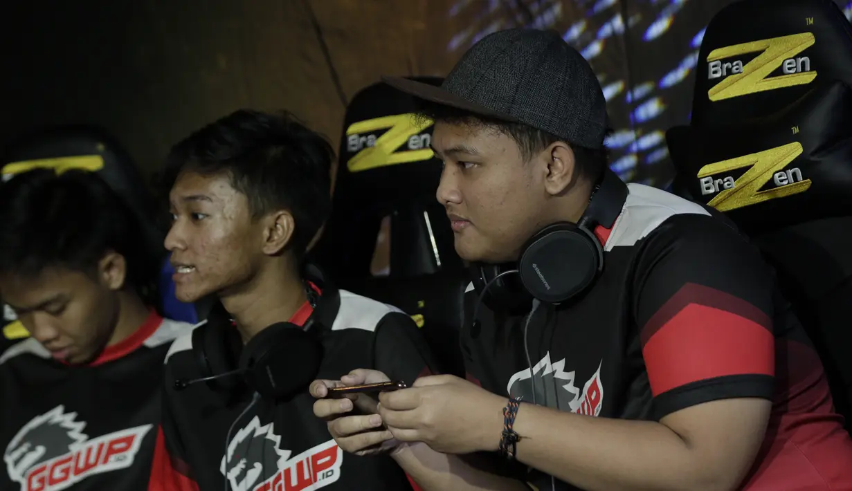 Tim Arena of Valor (AOV), GGWP, bersiap saat melawan SES pada laga The Battle of Youniverse di KLY Lounge, Jakarta, Jumat (7/12). GGWP berhasil mengalahkan SES. (Bola.com/Vitalis Yogi Trisna)