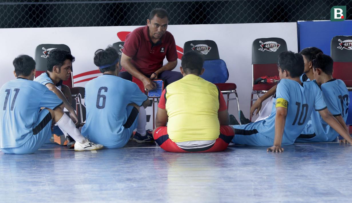 Pelatih Spirit F4C memberikan arahan kepada anak asuhnya pada Super Soccer Futsal Battle di Lapangan Blok S, Jakarta, Sabtu (15/9/2018). Sebanyak 32 tim yang berlaga merupakan tim yang lolos dari babak eliminasi. (Bola.com/M Iqbal Ichsan)