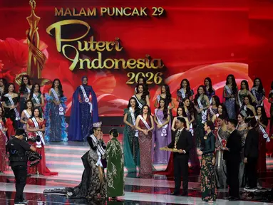 Agnes Aditya Rahajeng (tengah) asal Banten usai menerima mahkota Puteri Indonesia saat Grand Final Pemilihan Puteri Indonesia 2026 di Jakarta Internasional Convention Center, Jakarta, Jumat (24/4/2026). Agnes Aditya Rahajeng asal Banten resmi dinobatkan sebagai Puteri Indonesia 2026. (Kapanlagi.com/Budy Santoso)