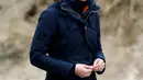Kate Middleton, Duchess of Cambridge, saat membantu anak-anak sekolah membersihkan sampah di pantai Newborough di Wales (8/5). Pangeran William dan Kate Middleton melakukan kunjungan ke pantai Newborough untuk membersihkan sampah yang berserakan. (Reuters/Phil Noble)