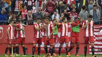 Para pemain Girona merayakan gol Cristian Portugues (tengah) pada lanjutan La Liga Santander di Municipal de Montilivi stadium, Girona , (29/10/2017). Madrid kalah 1-2. (AFP/Josep Lago)