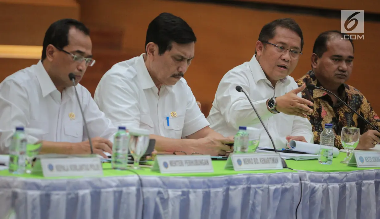 Menkominfo Rudiantara (kedua kanan) memberi keterangan saat jumpa pers Revisi PM 26 Tahun 2017 di Kemenhub, Jakarta (19/10). Revisi Peraturan Menteri ini mebahas terkait kebijakan taksi online. (Liputan6.com/Faizal Fanani)
