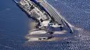 Foto udara dalam penerbangan yang disediakan oleh mediccorps.org, kerusakan akibat Badai Ian terlihat di jalan lintas menuju Pulau Sanibel dari Fort Myers, Florida, Amerika Serikat, 30 September 2022. Regu penyelamat mengemudikan perahu dan mengarungi jalan-jalan yang tergenang air untuk menyelamatkan ribuan warga Florida yang terperangkap akibat rumah terendam banjir dan bangunan-bangunan hancur. (AP Photo/Gerald Herbert)