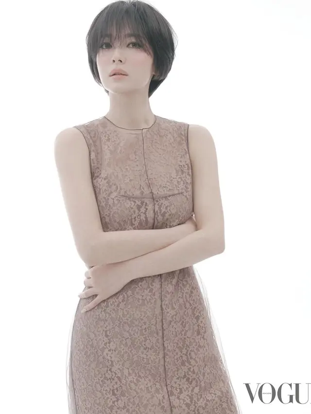 8 Potret Gothic Look Song Hye Kyo yang Nampang di Majalah Vogue, Bak Boneka Hidup di Usia 43 Tahun