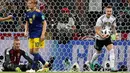 Pemain Jerman Marco Reus membawa bola usai membobol gawang Swedia dalam pertandingan Piala Dunia 2018 di Stadion Fisht, Rusia (23/6). Jerman menang dramatis atas Swedia dengan skor akhir 2-1. (AP/Rebecca Blackwell)