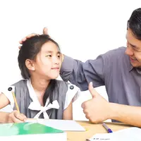 Dalam beberapa tahun terakhir, dunia parenting semakin kaya dengan berbagai pendekatan baru yang menawarkan cara berbeda dalam mendidik anak. Salah satu metode yang mulai menarik perhatian adalah FAFO parenting. (foto/dok: freepik/jcomp)