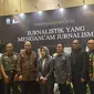 Menkominfo Budi Arie Setiadi dan Ketua Dewan Pers Ninik Rahayu hadir menjadi pembicara di acara seminar narsional bertajuk 'Jurnalistik yang Mengancam Jurnalisme'. (Liputan6.com/Ady Anugrahadi)