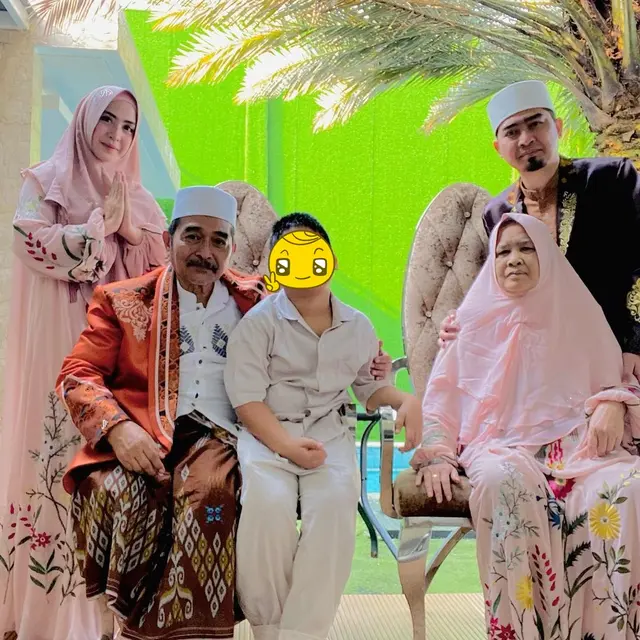 Ibunda Meninggal Dunia, Ini 6 Momen Kenangan Ustaz Solmed Bersama Mendiang