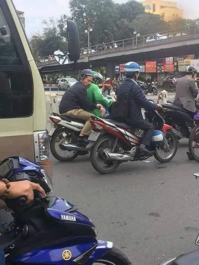 6 Potret Penumpang Ojek Online Peluk Driver karena Ketiduran Ini Bikin Tepuk Jidat