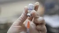 Staf medis menyiapkan dosis vaksin COVID-19 Pfizer/BioNTech untuk disuntikkan kepada anak berusia 12 hingga 17 tahun di Hanoi, Vietnam, Selasa (23/11/2021). Menurut data Kementerian Kesehatan Vietnam, hampir 108 juta dosis vaksin COVID-19 telah disuntikkan kepada warga. (Nhac NGUYEN/AFP)