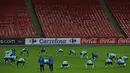 Para pemain Prancis berlatih jelang laga persahabatan melawan Inggris di Stadion Wembley, Inggris, Senin (16/11/2015). (AFP Photo/Adrian Dennis)