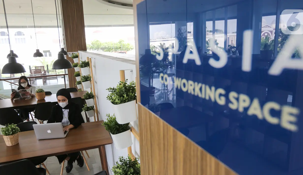Pengunjung bekerja di area co-working space Sunerra Hotels, Jababeka Bekasi, Rabu (02/6/2021). Sunerra Hotels berkolaborasi dengan RedDoorz memberikan tempat menginap yang aman dan nyaman selama berlibur dengan tagline 'Moments So Memorable’. (Liputan6.com/Fery Pradolo)