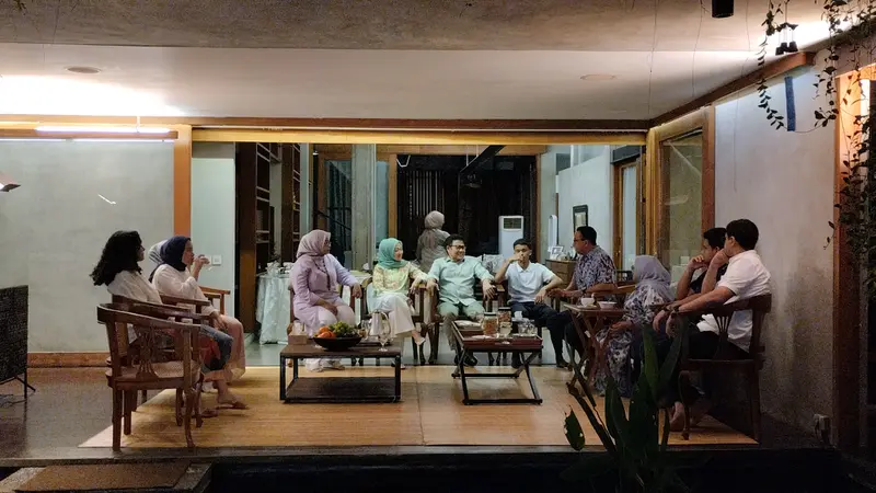 Bakal calon presiden (bacapres) dan bakal calon wakil presiden (bacawapres) dari Koalisi Perubahan Anies Baswedan-Muhaimin Iskandar alias Cak Imin (AMIN) kumpul keluarga di kediaman Anies di Jalan Lebak Bulus, Jakarta Selatan, Selasa (17/10/2023).