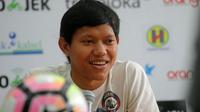 Adam Alis sengaja menunggu pertandingan melawan Barito Putera. (Bola.com/Iwan Setiawan)