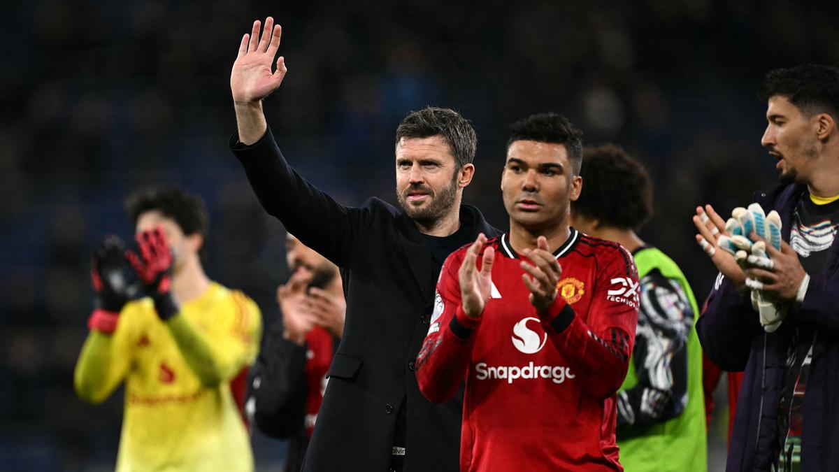 Manchester United Hadapi Masalah Baru, Pemain Favorit Carrick Harus Absen Lebih Lama