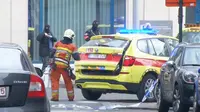 Petugas darurat terlihat di luar stasiun metro Maalbeek, di Brussels, Belgia, setelah terjadi ledakan, Selasa (22/3).  Ledakan itu terjadi kurang dari satu jam setelah pengeboman di bandara yang menewaskan belasan orang. (REUTERS/Reuters TV)