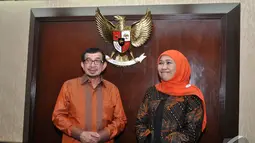 Mantan Menteri Sosial Salim Segaf Al Jufri dan Menteri Sosial Khofifah Indar Parawansa saat acara serah terima jabatan Menteri Sosial, Jakarta, Selasa (28/10/2014). (Liputan6.com/Miftahul Hayat)