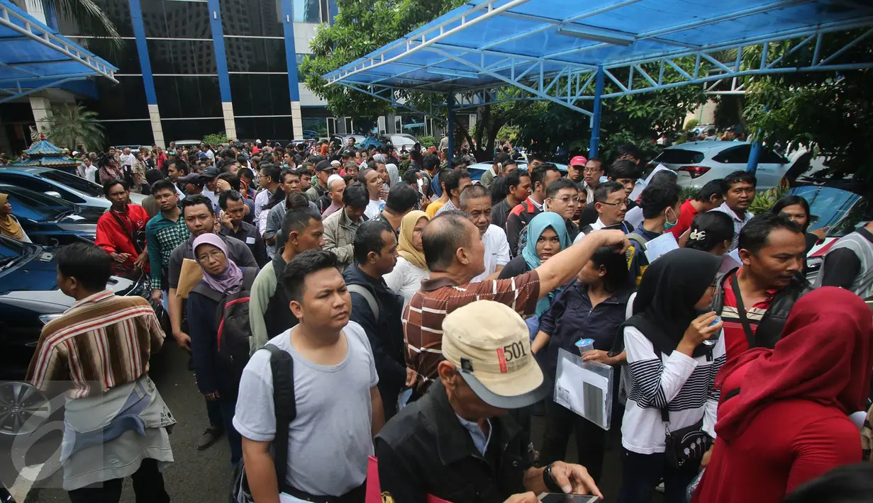 Warga antre mengurus surat kendaraan di Gedung Biru Ditlantas Polda Metro Jaya, Jakarta, Kamis (5/1). Antrean terjadi jelang kenaikan biaya PNBP (penerimaan negara bukan pajak) dalam pengurusan administrasi kendaraan. (Liputan6.com/Immanuel Antonius)