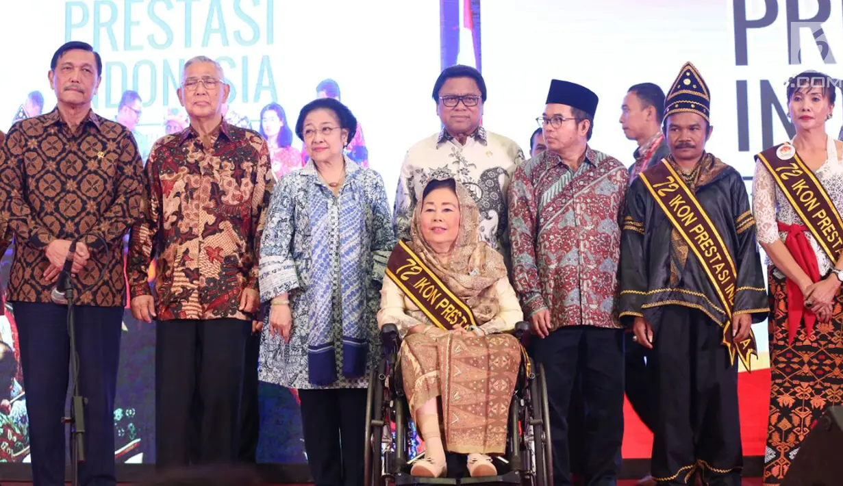 Menko Kemaritiman Luhut Panjaitan, Wakil Presiden RI ke-6 Try Sutrisno, Presiden kelima RI Megawati Soekarnoputri dan Ketua DPD RI Oesman Sapta Odang saat Festival Prestasi Indonesia di Jakarta Convention Center, Senin (21/8). (Liputan6.com/Johan Tallo)