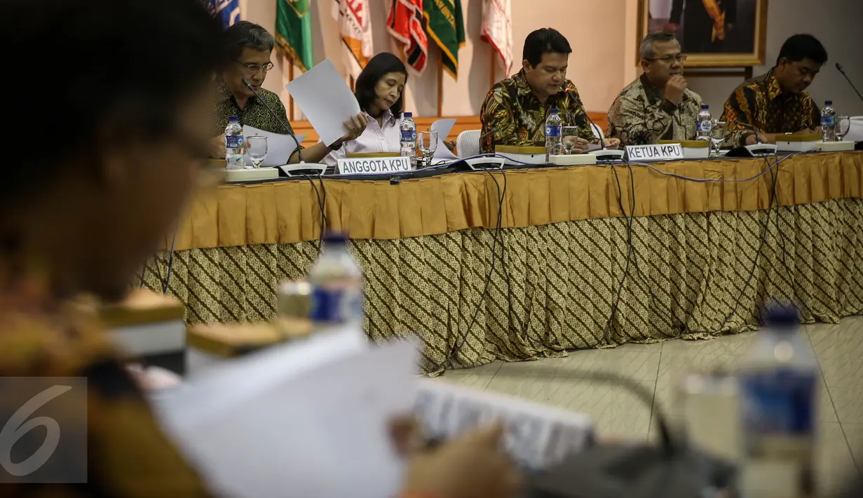 KPU bersama beberapa kementerian menggelar rapat koordinasi untuk penyelenggaraan pilkada di daerah otonomi khusus di Jakarta, Selasa (19/4). Rakor dihadiri Kemenko Polhukam, Kemendagri, Kemenkumham serta Bawaslu dan DKPP. (Liputan6.com/Faizal Fanani)
