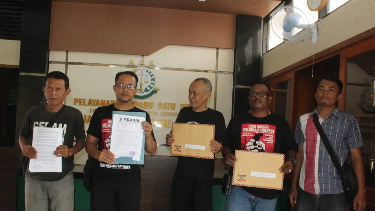 Gerakan Rakyat Menggugat (GERAM) saat Melaporkan Adanya Pungutan Janggal Jasa Pelayanan Rp6 Ribu RSUD dr R Soetijono Blora, Jawa Tengah, ke Kejaksaan Negeri Blora pada Jumat (13/3/2020). (Liputan6.com/Ahmad Adirin)