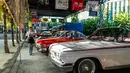 Foto yang diambil pada 14 Oktober 2025 ini menunjukkan Chevrolet Impala (kanan) tahun 1962 di Museum Mobil Antik Kebon, Bali. Jos Dharmawan memiliki koleksi mobil yang mencerminkan Indonesia sebelum dan sesudah penjajahan Belanda berakhir pada akhir Perang Dunia II. (Dicky Bisinglasi/AFP)